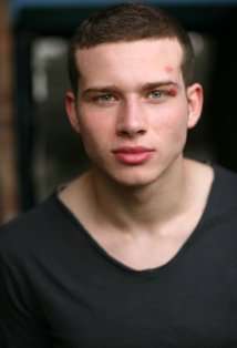 Актер Оливер Старк