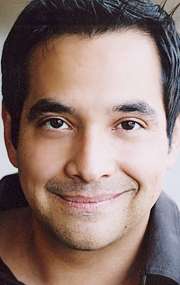Актер Стивен Флорес