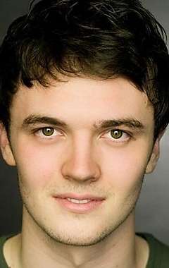 Актер Керр Логан