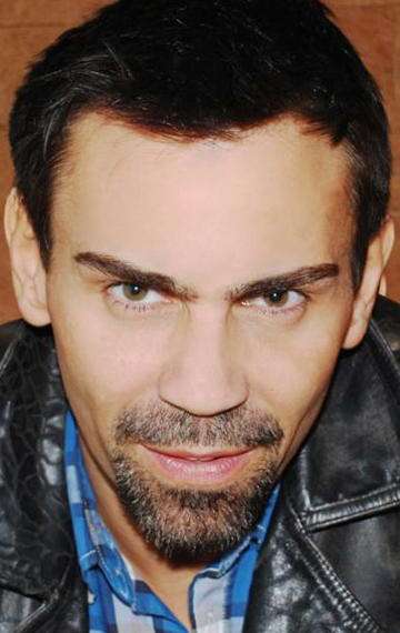 Актер Том Бенедикт Найт