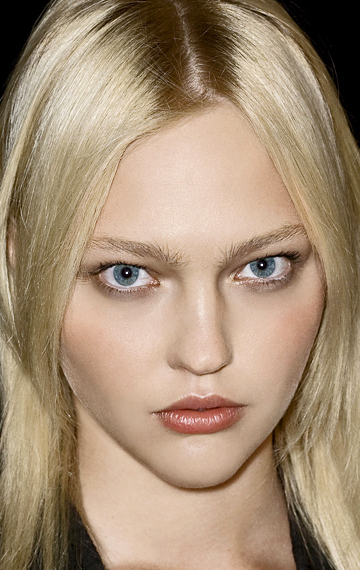 Актер Саша Пивоварова