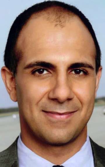 Актер Энтони Азизи