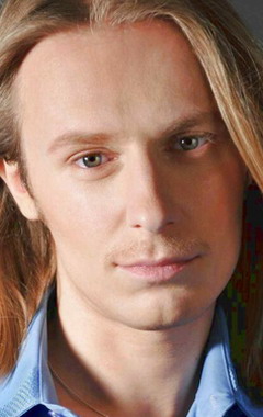 Актер Том Свача