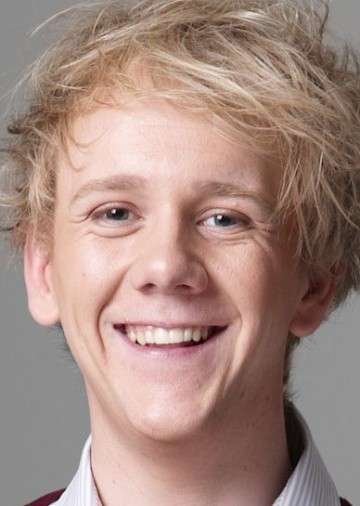 Актер Джош Томас