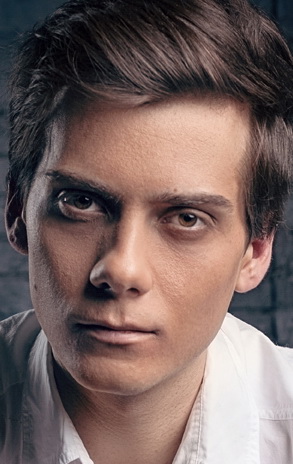 Актер Артём Грот