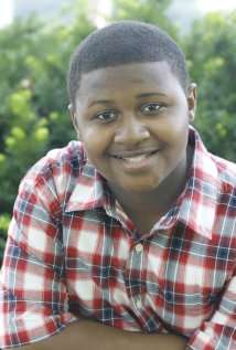 Актер Майлз Дж. Харви