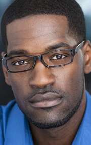 Актер Дерек Робертс