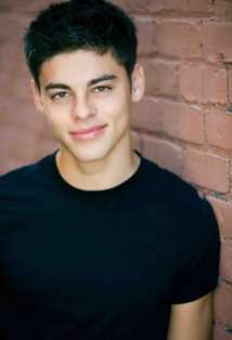 Актер Chris Petrovski