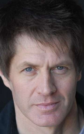 Актер Крис Стоун