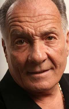 Актер Артур Дж. Наскарелла