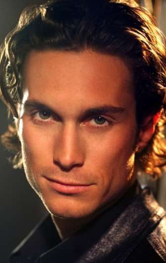 Актер Оливер Хадсон