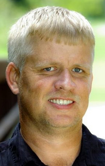 Актер Дэвид Дж. Бэйкер