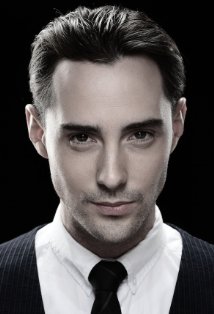 Актер Риз МакМэхон