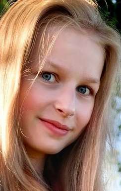 Актер Даша Отрошко