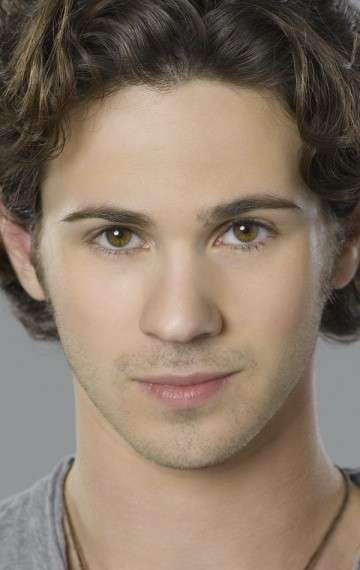 Актер Коннор Паоло