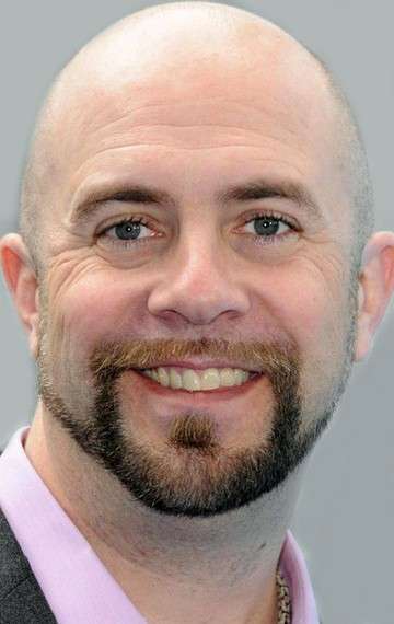 Актер Конрад Вернон