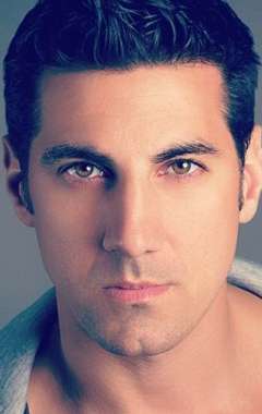 Актер Дж.П. Валенти