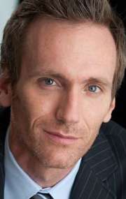 Актер Том Кэри