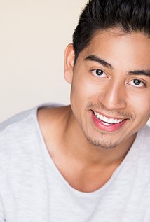 Актер Adrian Favela