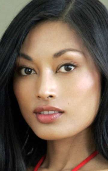 Актер Кира Клавелл