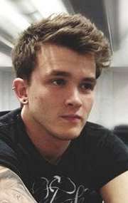 Актер Джош Дивайн