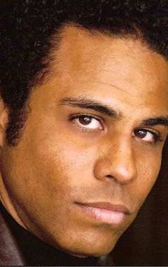 Актер Адам Лазарр-Уайт