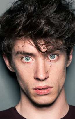 Актер Джеймс Блур