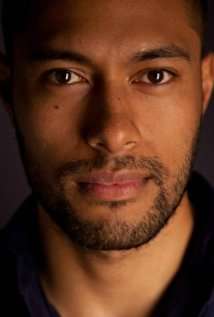 Актер Uli Latukefu