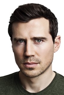 Актер Джош Бердетт