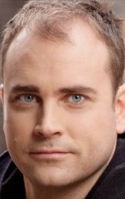 Актер Эндрю Моксэм