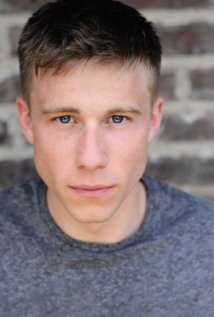 Актер Том Гилл