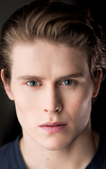 Актер АрДжей Фезерстонхо