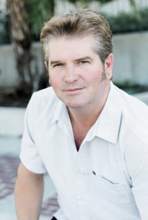 Актер Sean T. James