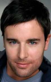 Актер Эзра Годден