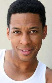 Актер Джо Холт