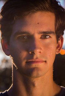 Актер Joshua Hernandez