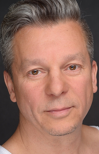 Актер Евгений Шмелев