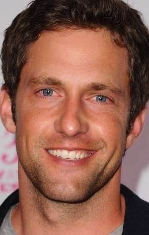 Актер Майк Файола