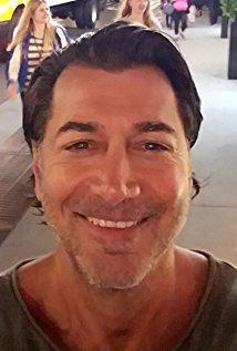 Актер Anthony Linzalone