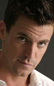 Актер Колин Мосс