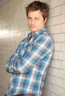 Актер Джош Холт