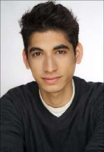 Актер Алекс Дж. Флорес