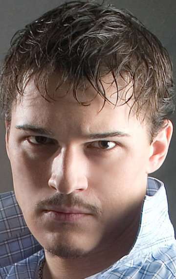 Актер Илья Оболонков