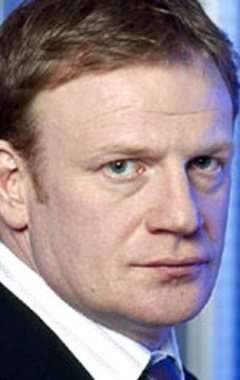 Актер Марк Льюис Джонс