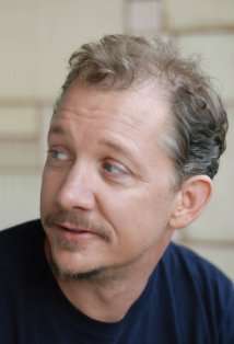 Актер Том Вуд