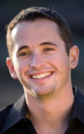 Актер Логан Холладей