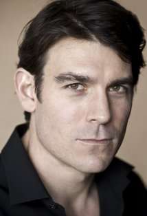 Актер Роэн Николь