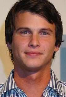 Актер Чарли Финн