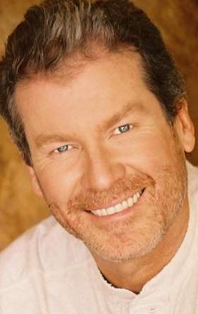 Актер Дэниэл Хью Келли