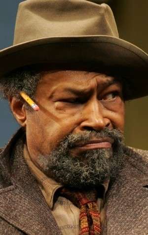 Актер Энтони Чисхолм